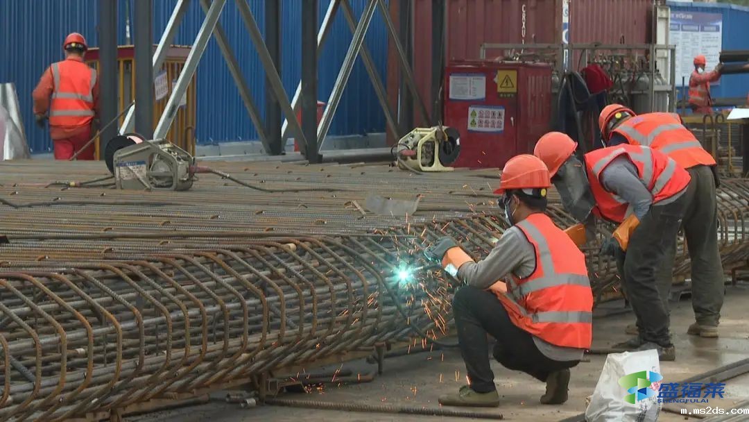 地下污水处理厂工人施工现场